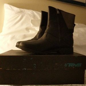 TEVA Delavin low ankle boots